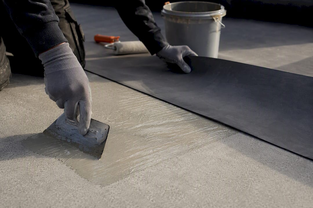 Contactlijm aanbrengen op beton en EPDM