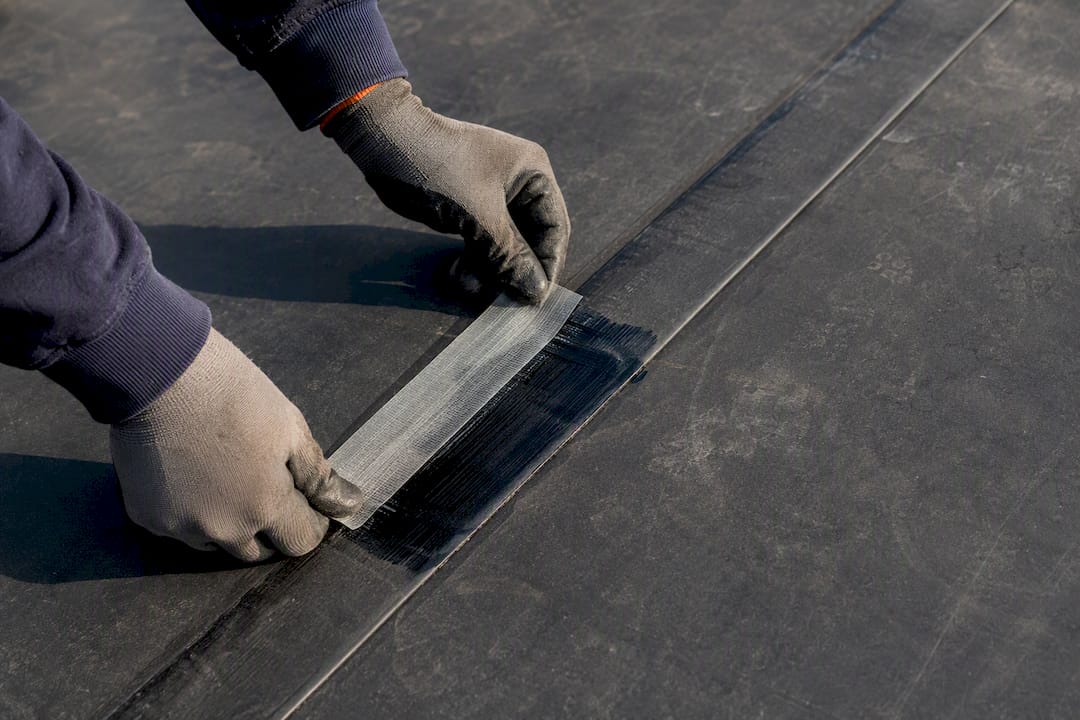 EPDM-naad met primer en splice-tape aangebracht