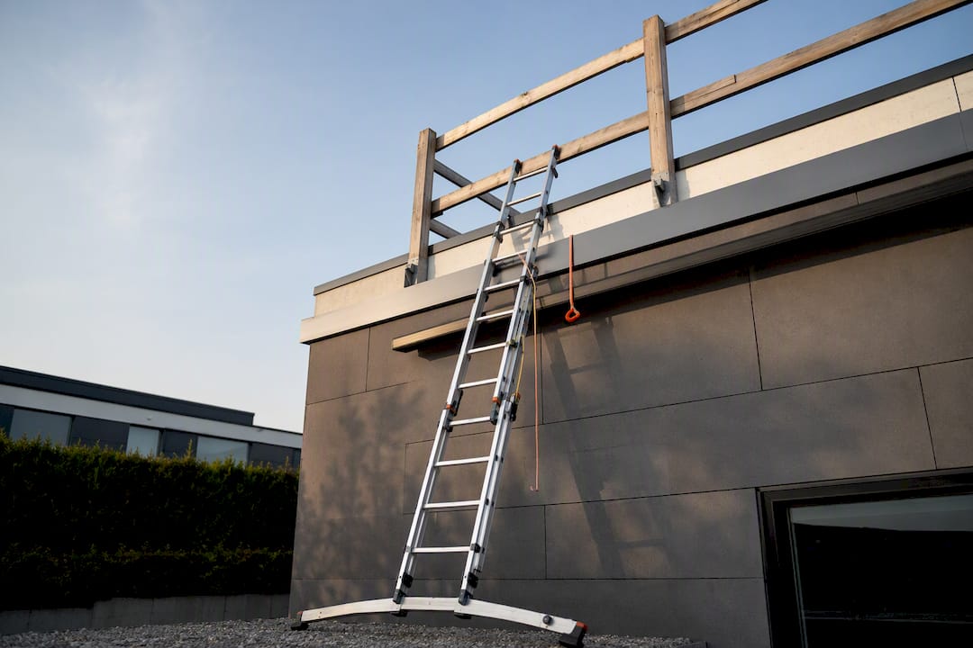 Gestabiliseerde ladder bij een plat dak