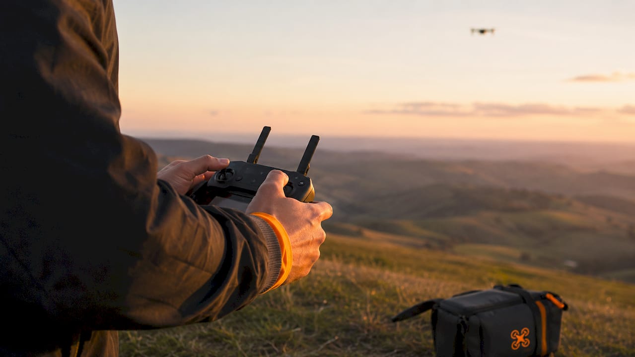 Pilotage d'un drone BVLOS en extérieur, les mains aux commandes