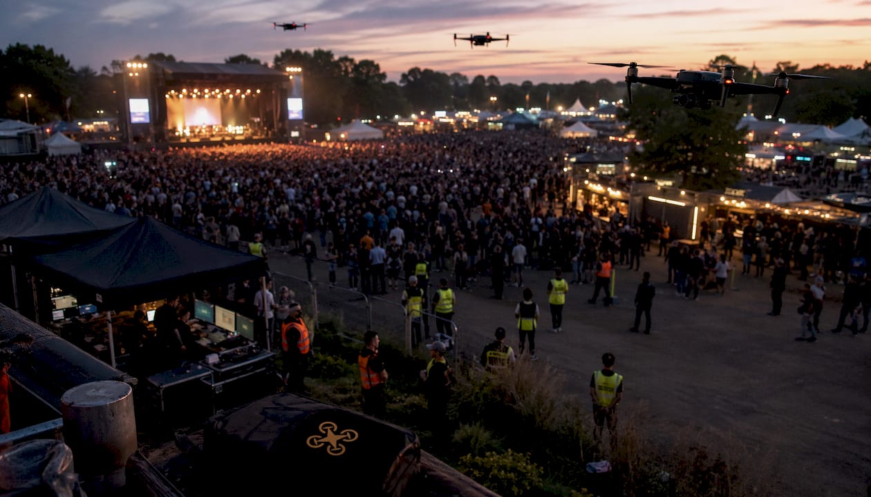 Des drones survolent le festival pour assurer la surveillance, offrant une vue panoramique sur l'événement.