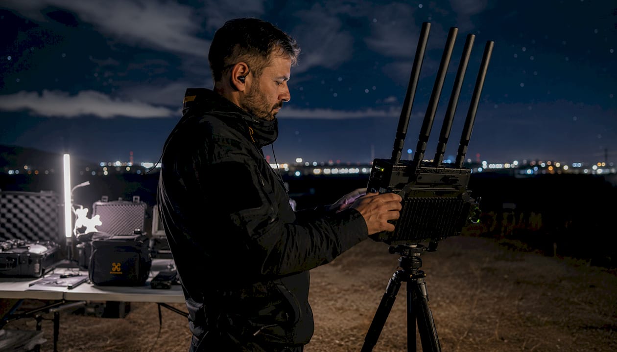 Un spécialiste de la sécurité en charge de neutraliser les drones grâce à un système de brouillage.