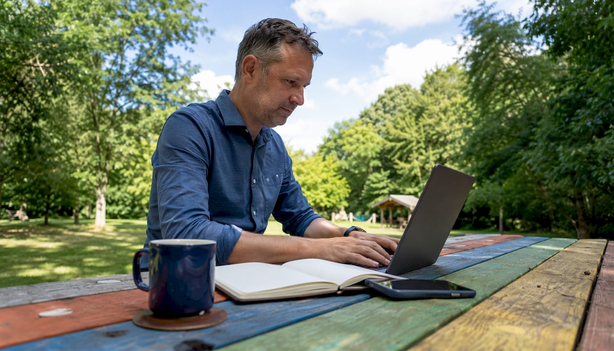 Een man is bezig met het ontwikkelen van een social mediacampagne op zijn laptop.