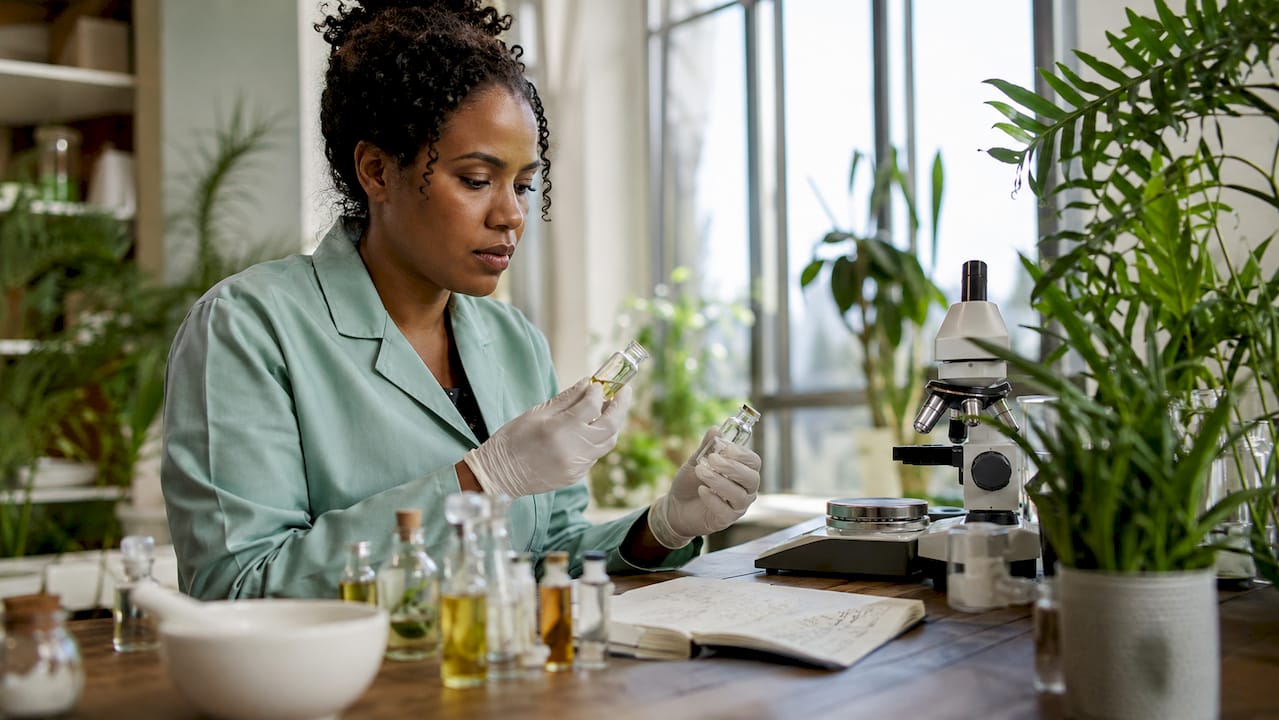 Een chemicus onderzoekt welke conserveringsmiddelen in cosmetica worden gebruikt en hoe effectief ze zijn.