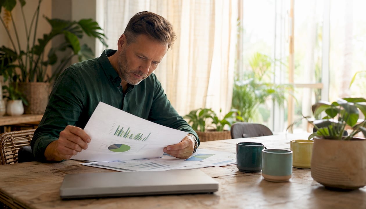 Een paar handen buigt zich aandachtig over eco-auditrapporten