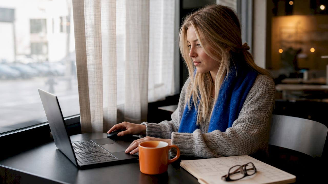 En person surfer på nettet med laptopen sin.