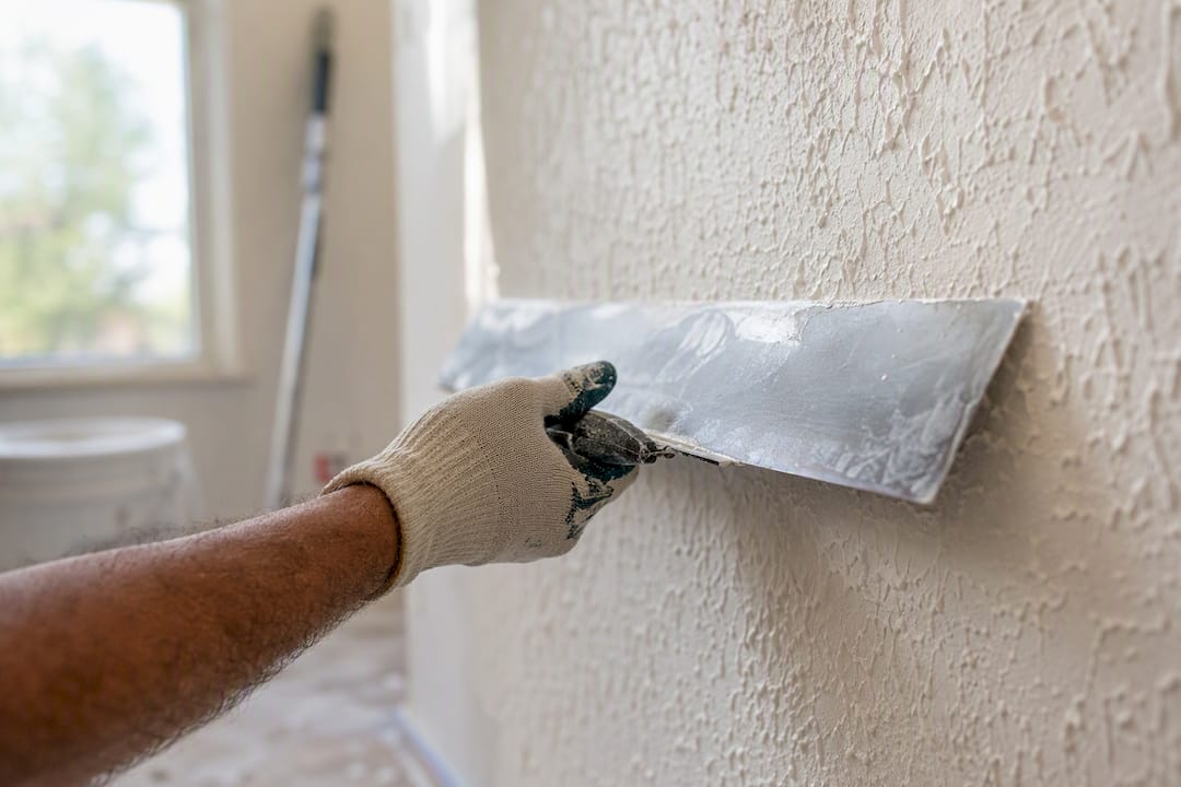 Applying knockdown drywall texture with knife