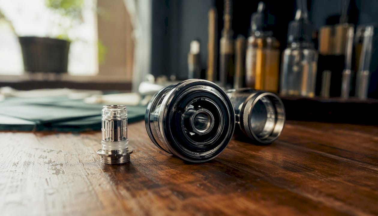 Close-up refillable vape tank base and coil