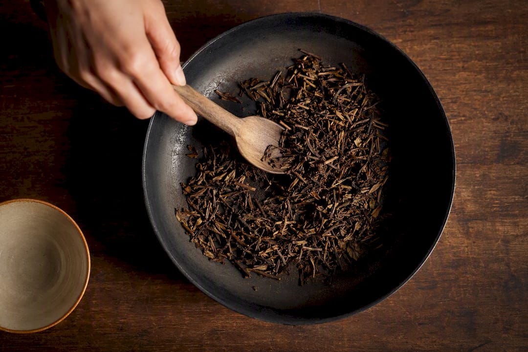 Teblader ristet til hojicha