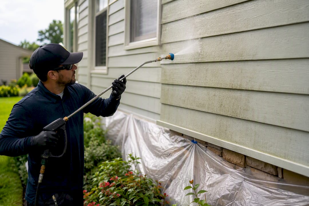 Soft washing cleaning algae on siding