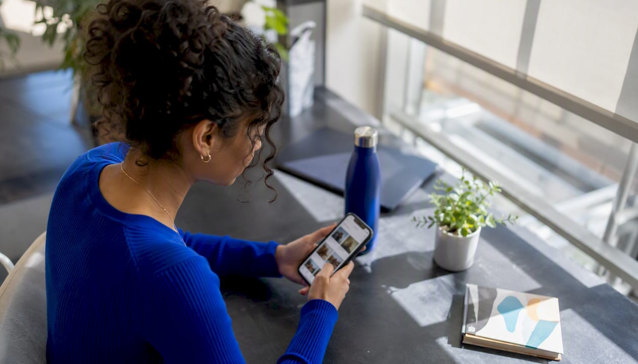 Person reviewing Facebook Marketplace delivery options on phone