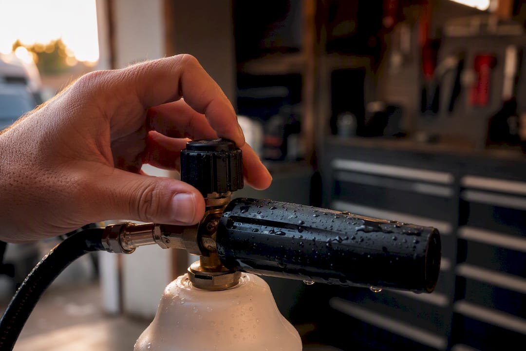 Buiten even het schuimkanon bijstellen met de hand