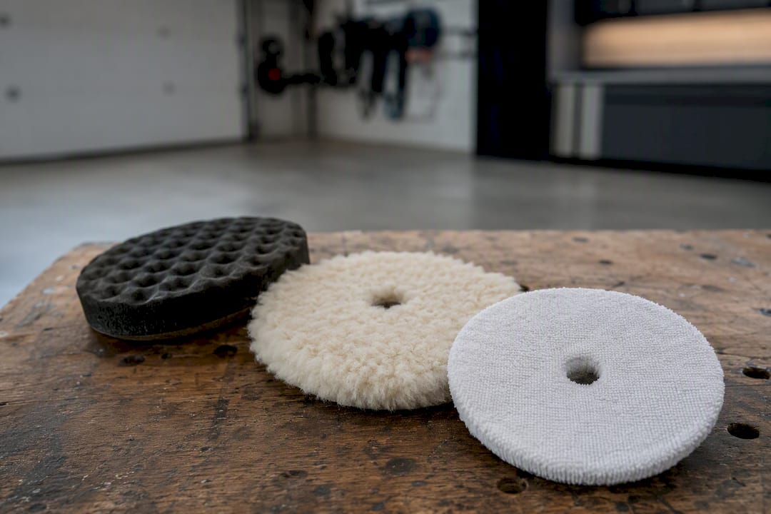 Drie soorten polijstpads op een grijze ondergrond