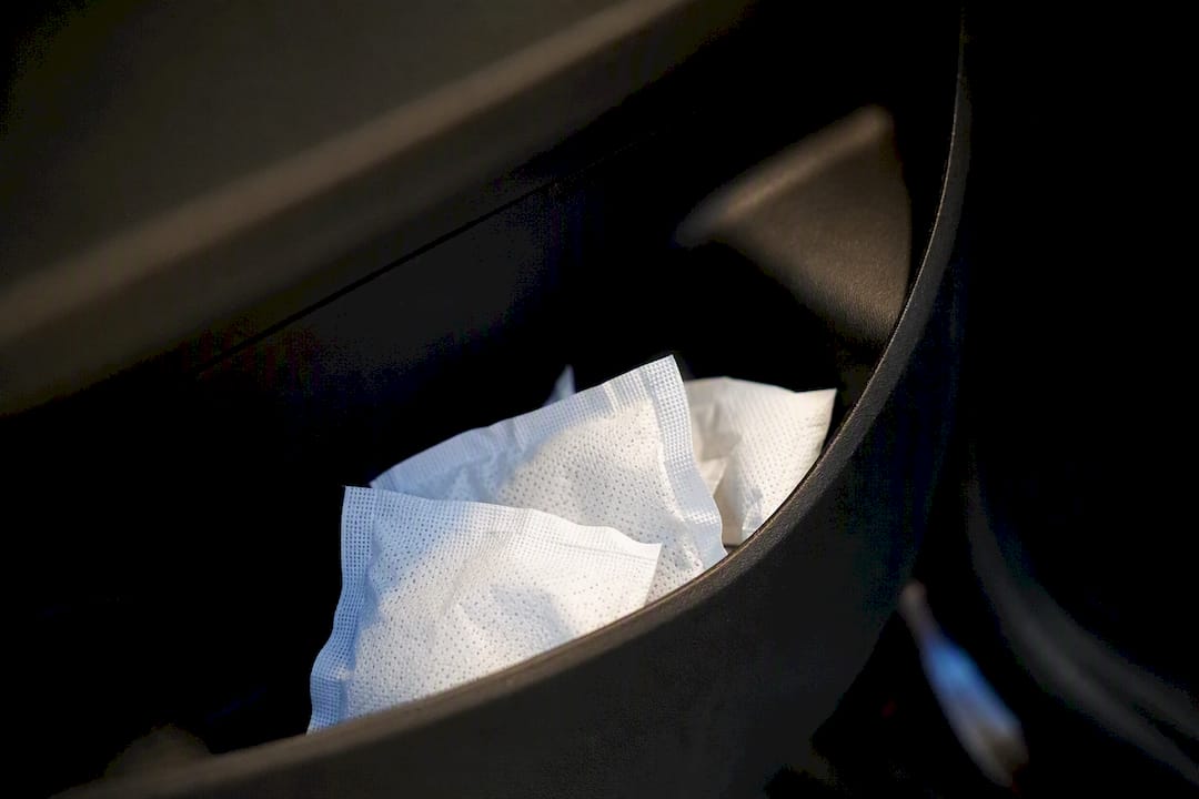 Silicagel vochtvreters in het deurvak van de auto