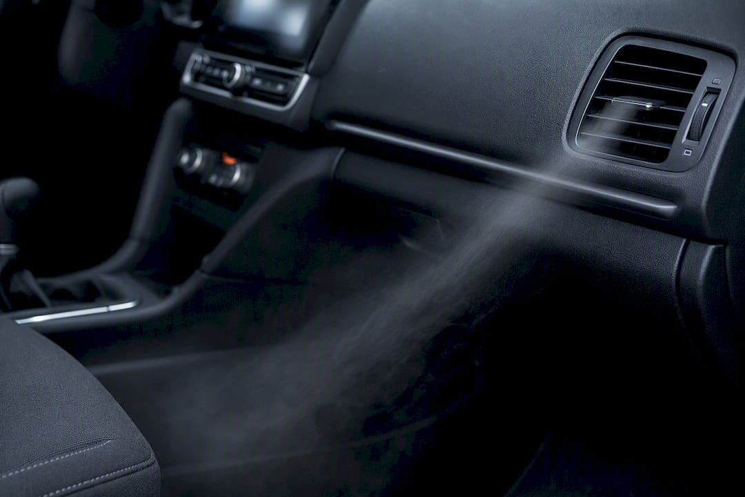 Dashboardventilatie die lucht naar de voeten blaast