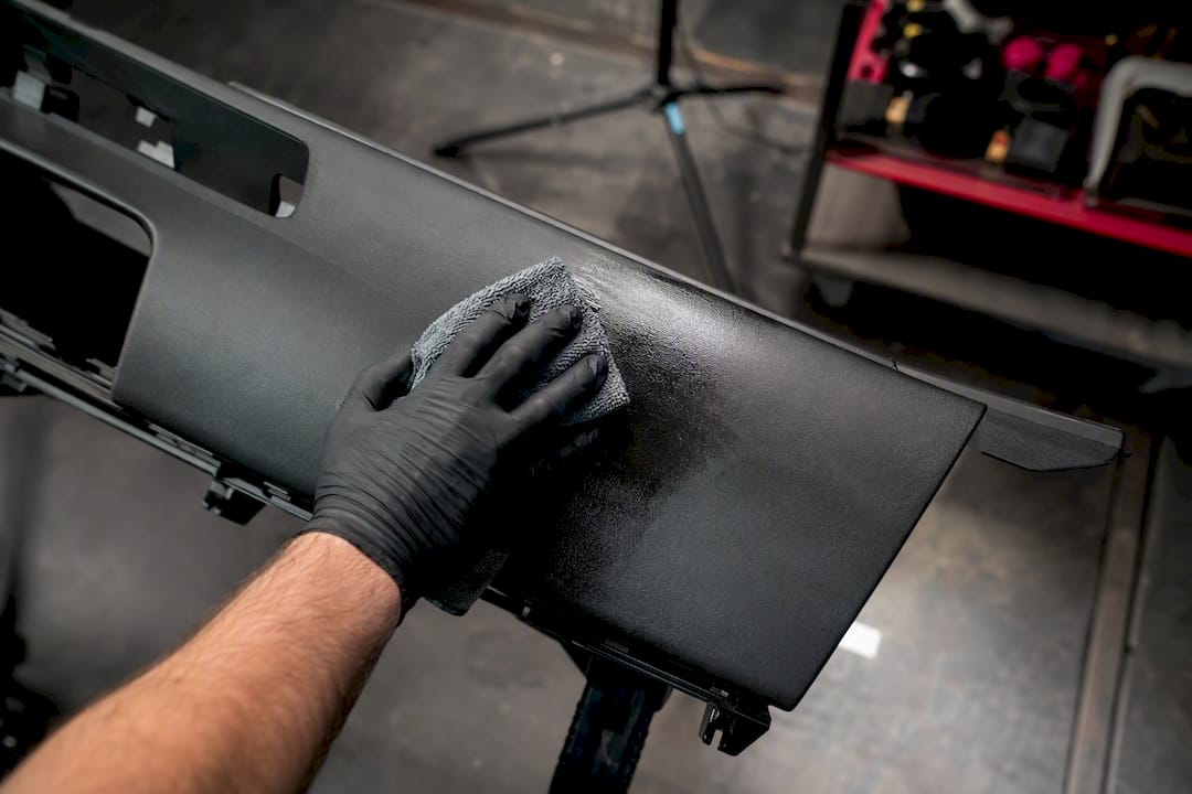 Hand met handschoen test reiniger op plastic rand