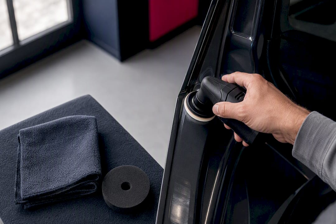 Detailer voert een testspot uit op het lakpaneel