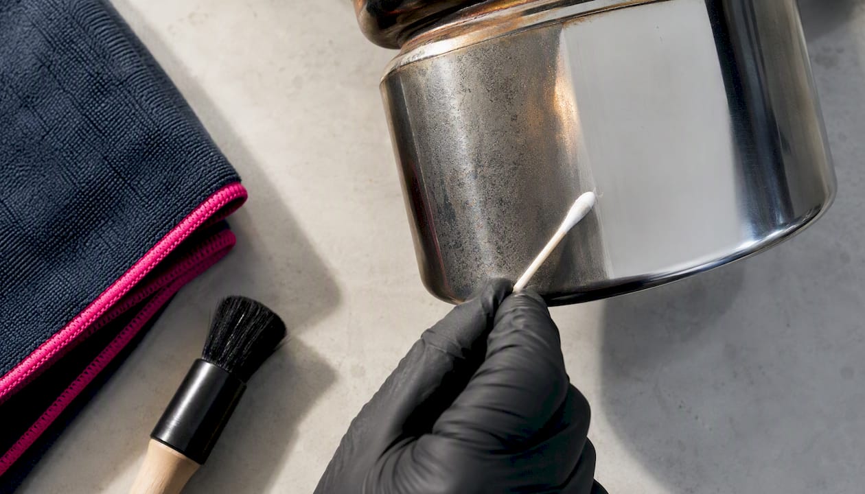 Vlek op metalen uitlaattip schoonmaken