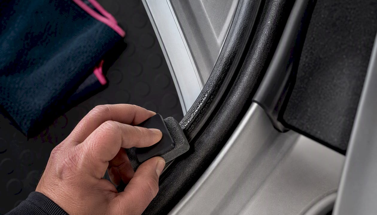 Rubberen deurafdichtingen van de auto winterklaar maken