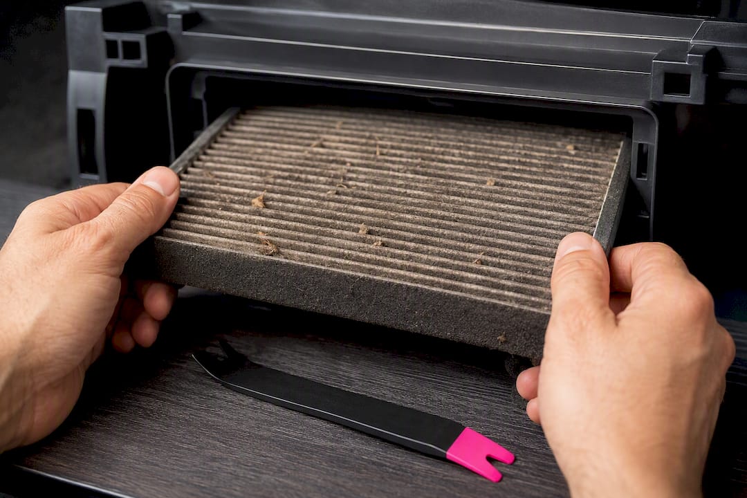 Cabinefilter voorzichtig uit de behuizing halen