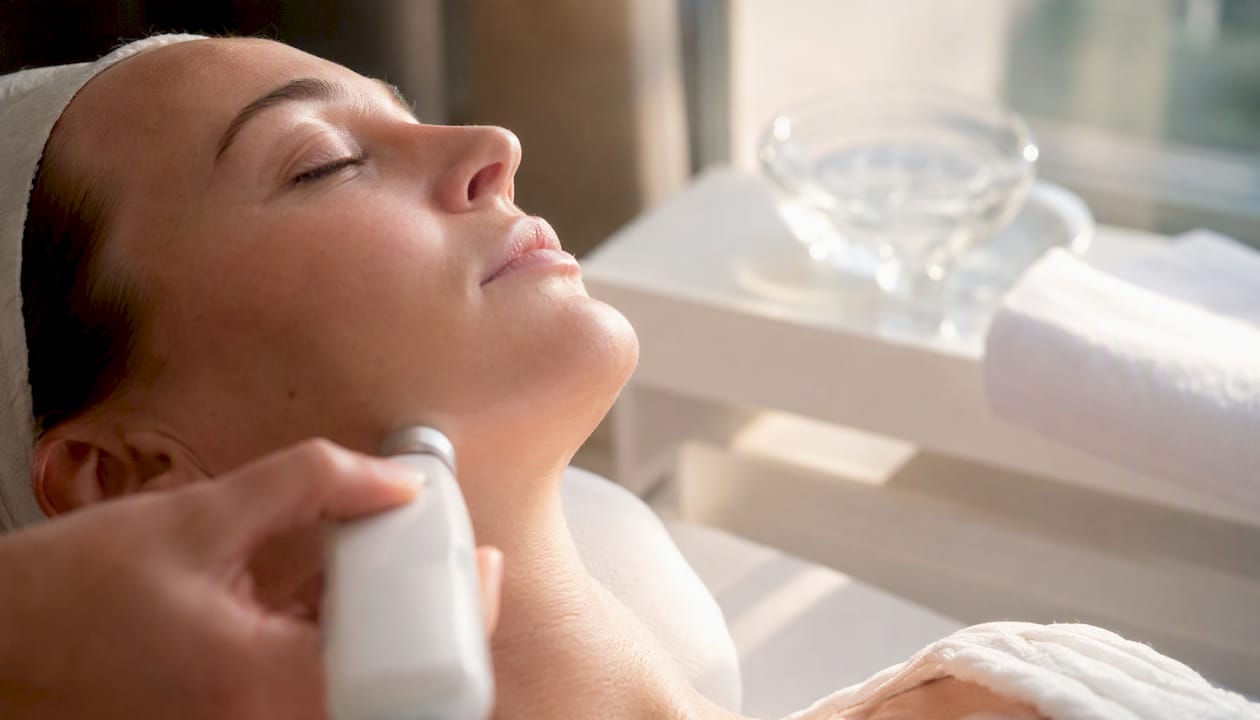 Applying microcurrent device on jawline
