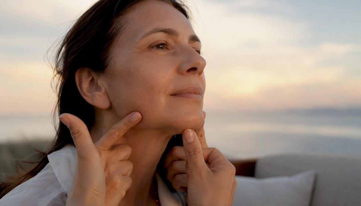 Rostro de mujer madura con piel suave y luminosa de aspecto natural