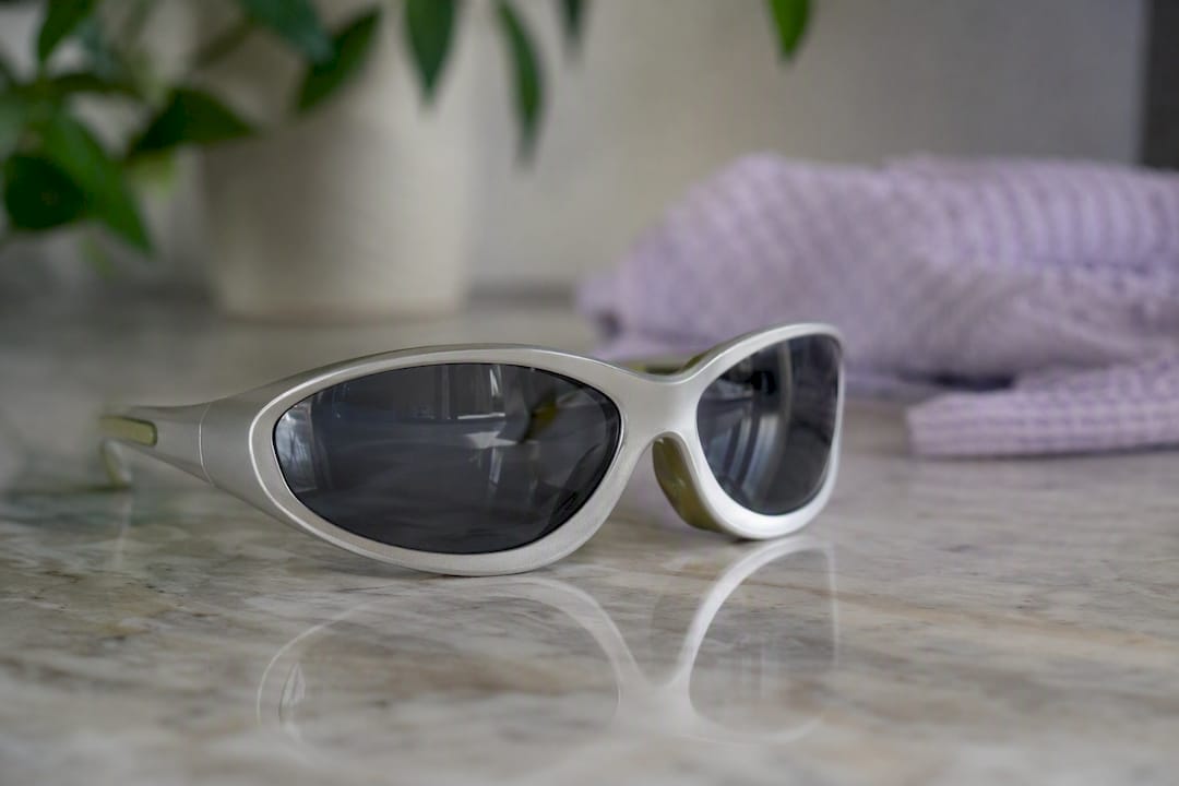 Protective goggles for LED light therapy