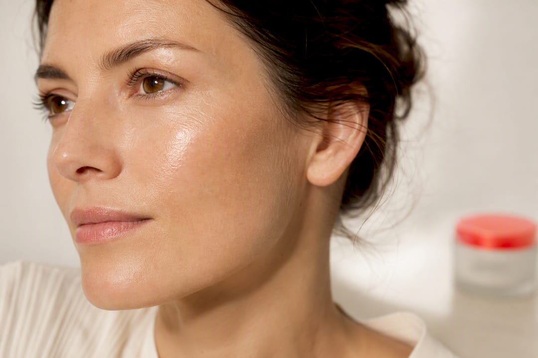 Piel facial radiante tras la hidratación