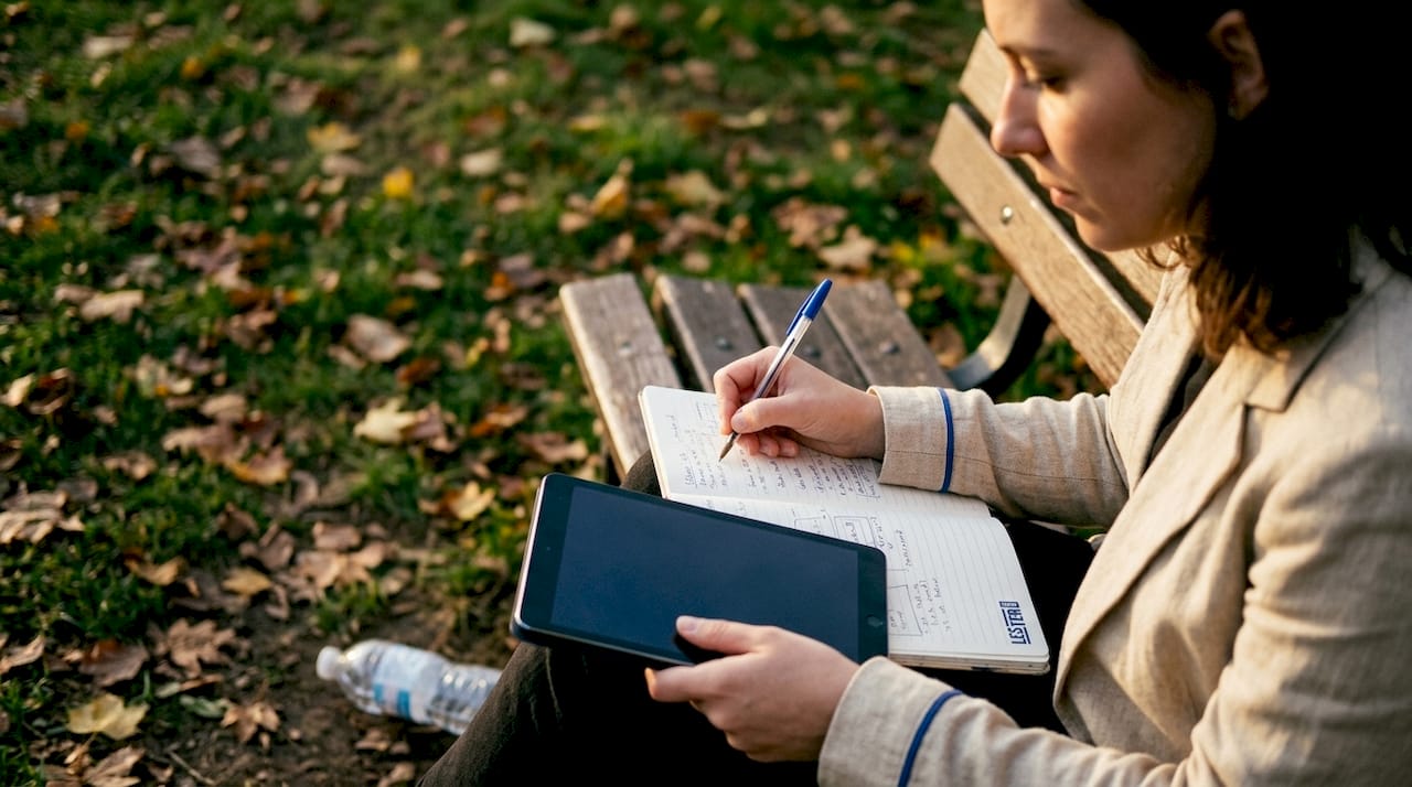 Análisis heurístico. Profesional tomando notas durante una evaluación heurística de usabilidad