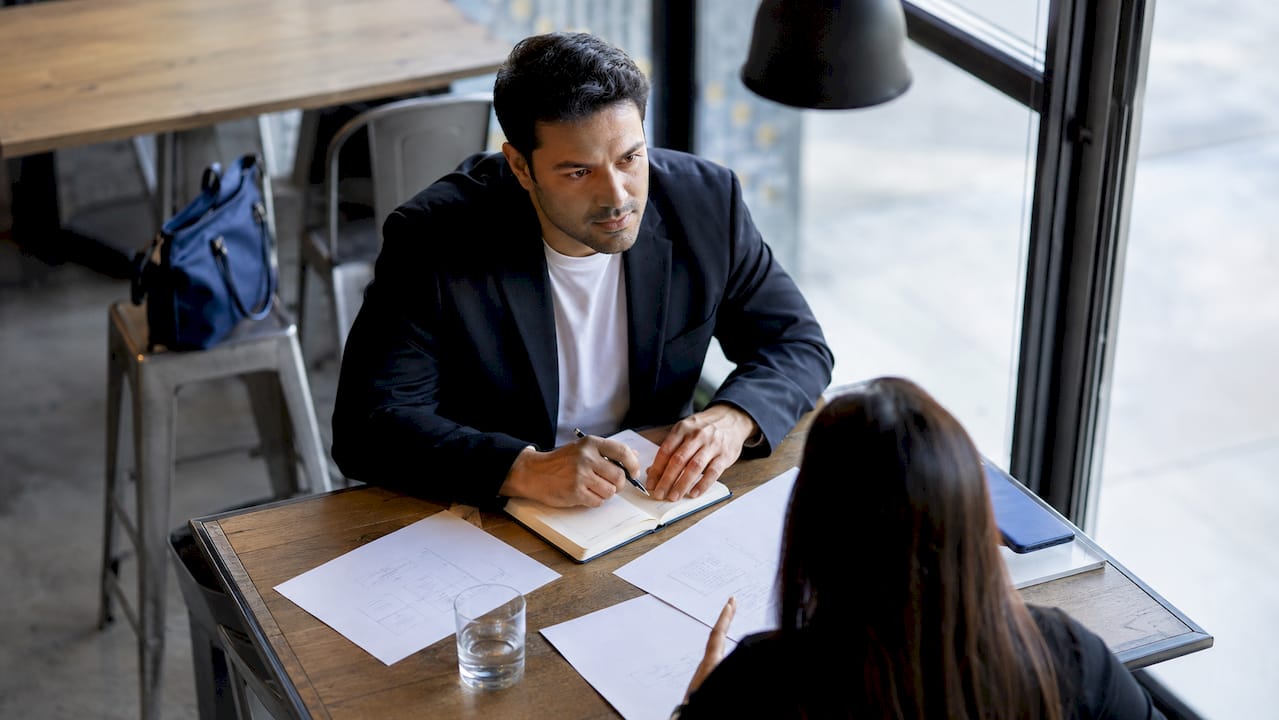Profesional entrevistando a un cliente para identificar sus Jobs to be Done JTBD