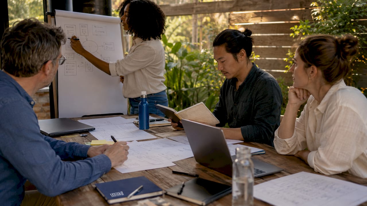 Equipo de producto construyendo declaraciones Jobs to be Done JTBD
