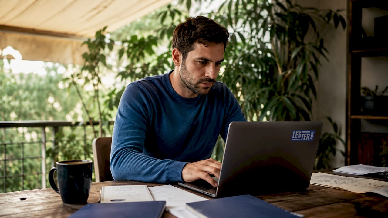 SERPs qué es. Profesional analizando una página de resultados de Google y sus diferentes módulos SERP SERPs qué es. Profesional analizando una página de resultados de Google y sus diferentes módulos SERP