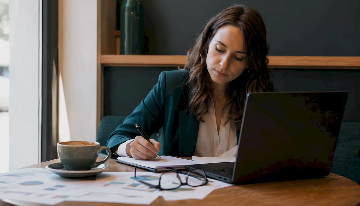 Profesional analizando KPI de marketing y ventas desde su oficina