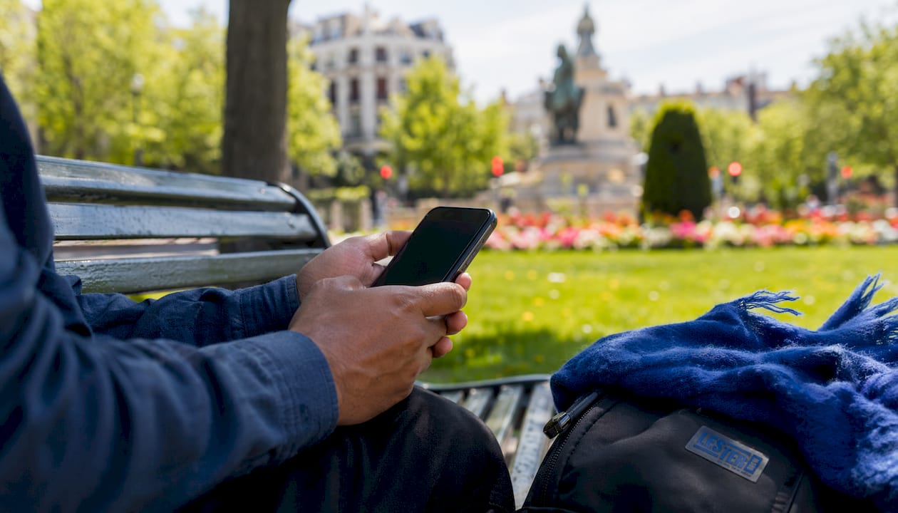 UX experiencia de usuario. Persona utilizando una interfaz móvil en un contexto cotidiano