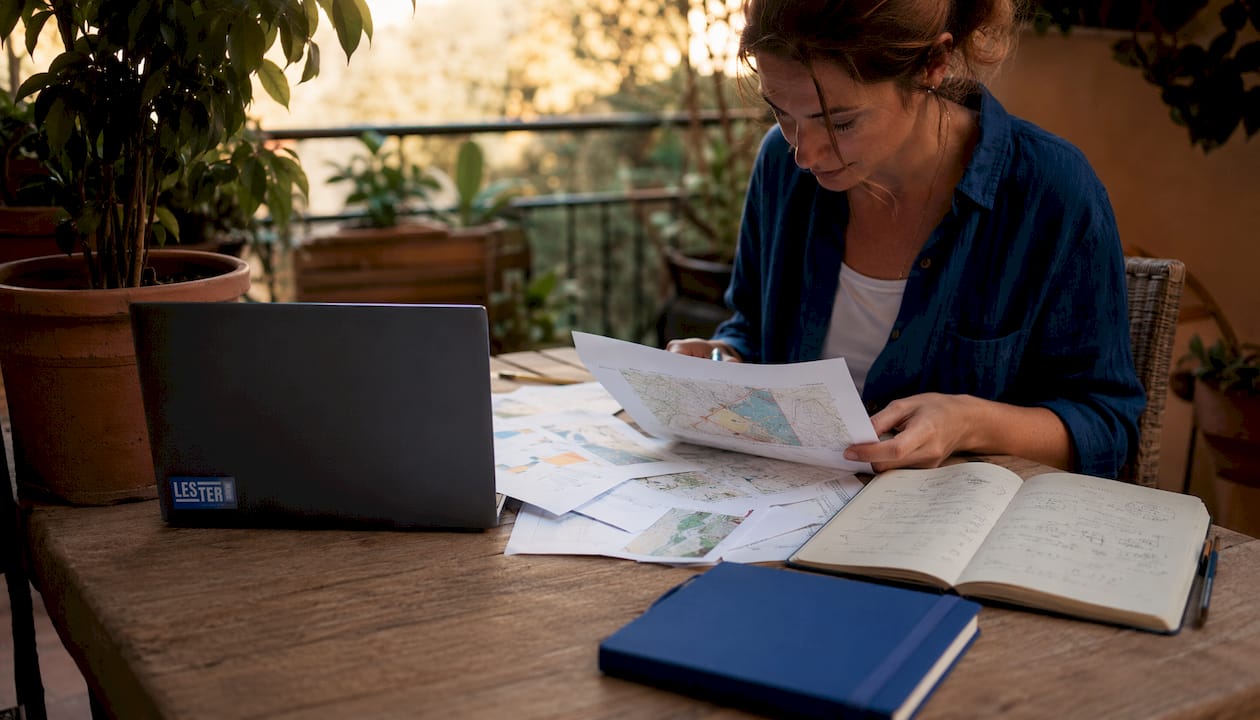 Equipo analizando canales digitales, mapas y datos de rendimiento