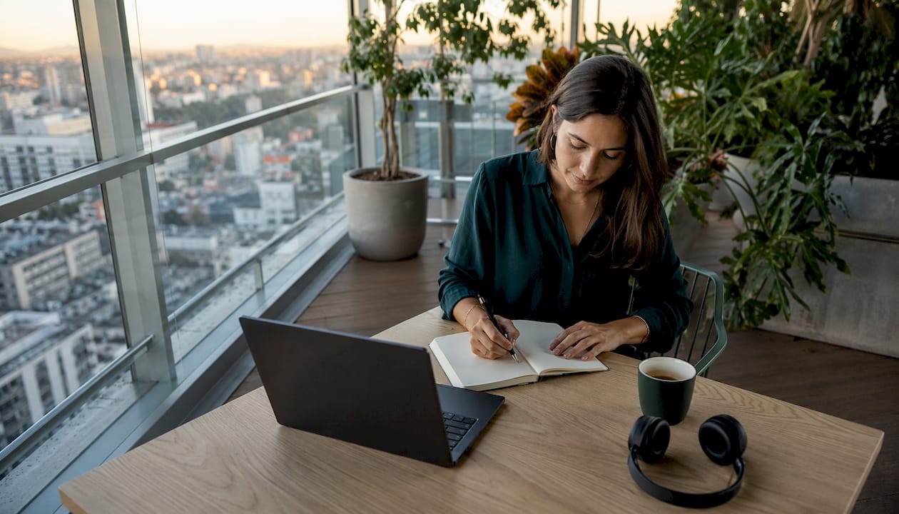 Alternativas a Google Tag Manager. Profesional comparando alternativas a Google Tag Manager en una oficina Alternativas a Google Tag Manager. Profesional comparando alternativas a Google Tag Manager en una oficina
