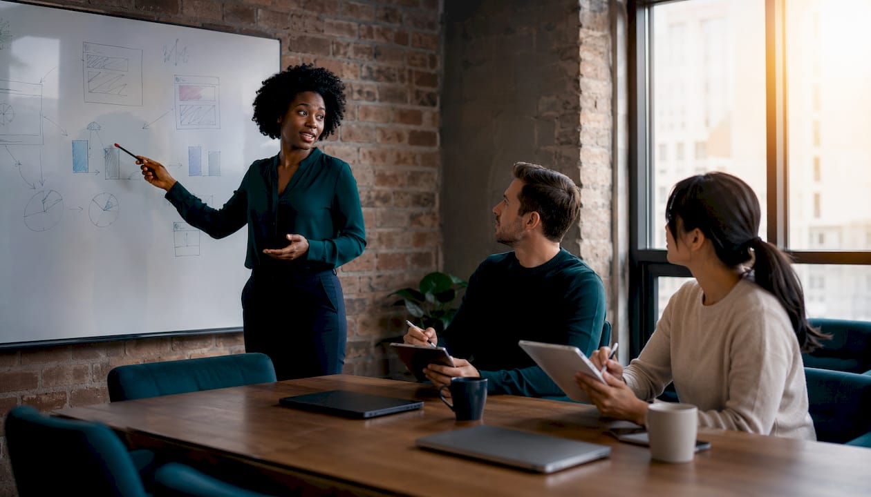 Automatización de procesos en marketing digital. El equipo se reúne para definir estrategias de pruebas A/B en la sala de juntas. Automatización de procesos en marketing digital. El equipo se reúne para definir estrategias de pruebas A/B en la sala de juntas.
