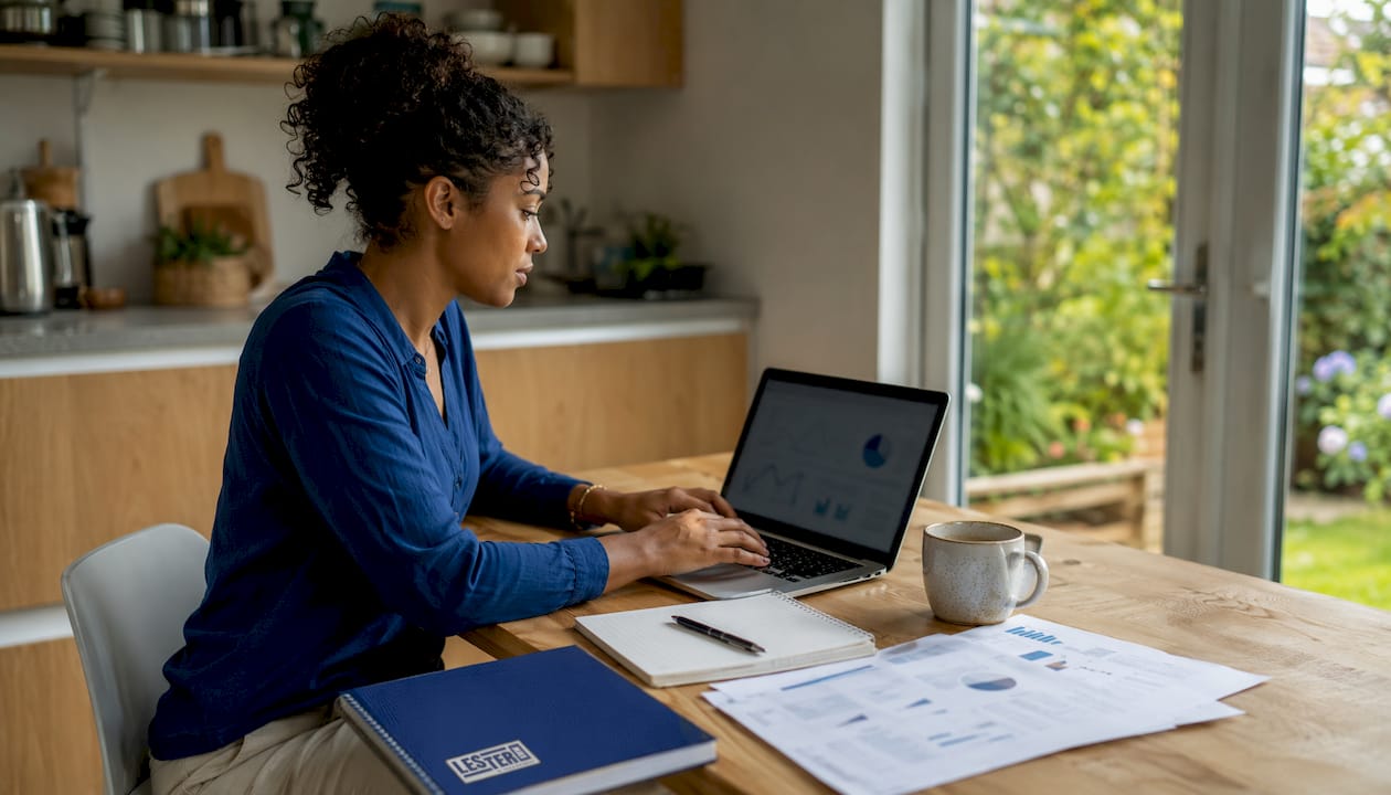 Profesional revisando los algoritmos de Google y el posicionamiento SEO desde su oficina en casa Profesional revisando los algoritmos de Google y el posicionamiento SEO desde su oficina en casa