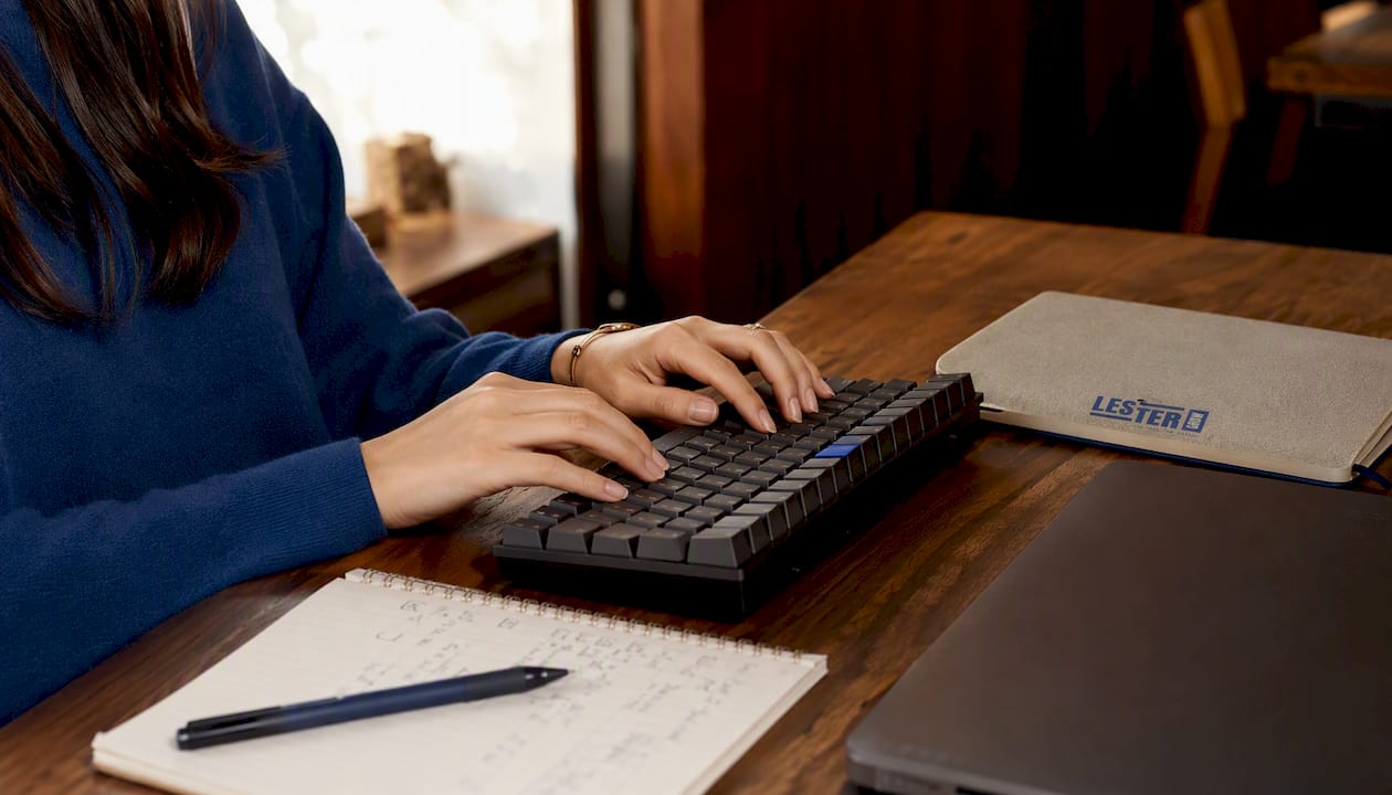Profesional revisando el mantenimiento de conectores y flujos de datos