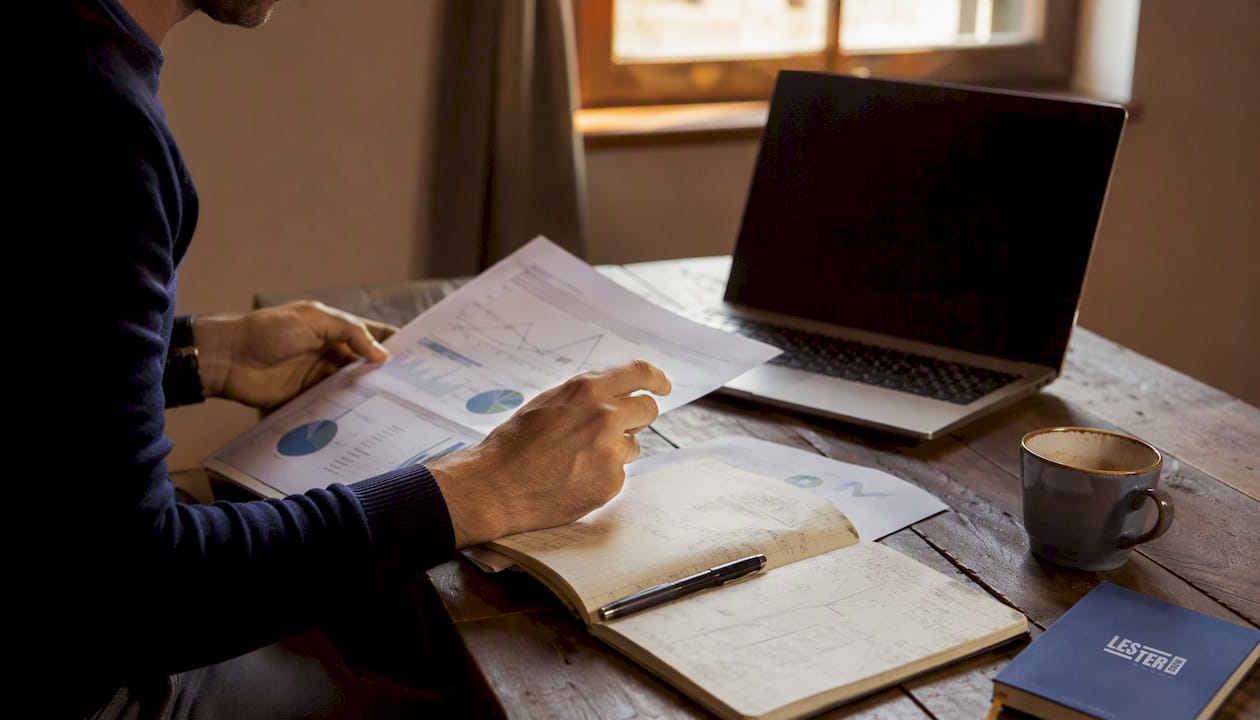 Profesional preparando reportes de contenido SEO