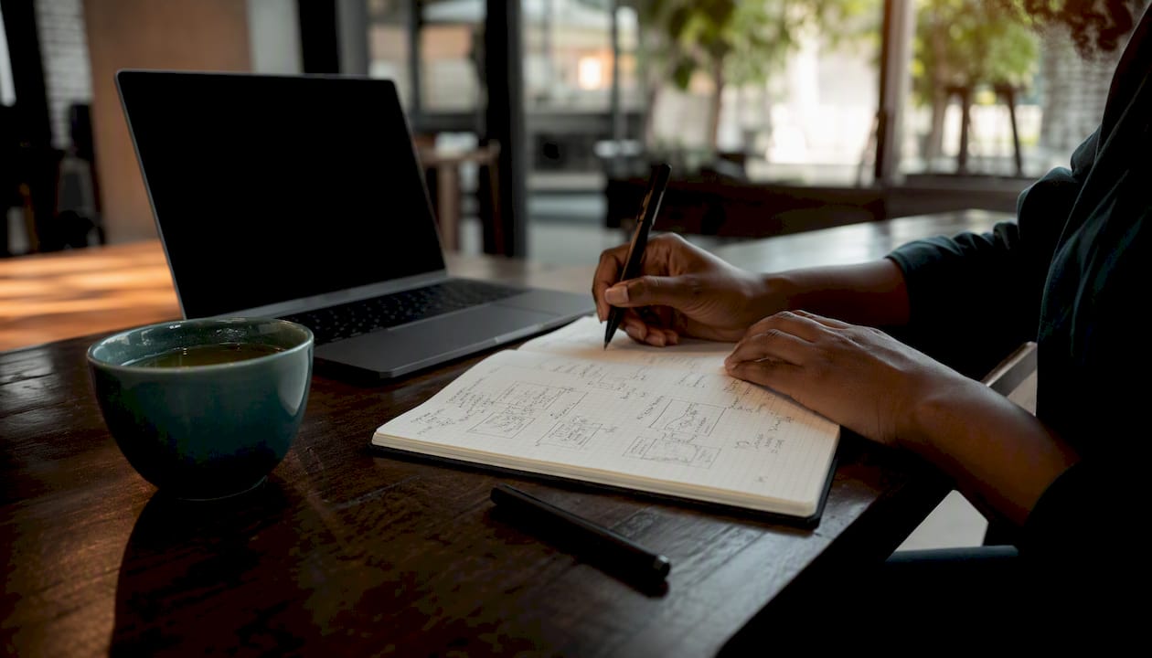1785596576349 Manos escribiendo anotaciones tecnicas en cuaderno Tracking sin cookies para equipos de analítica: guía práctica LG DATAONE 1 Unas manos tomando apuntes técnicos en un cuaderno
