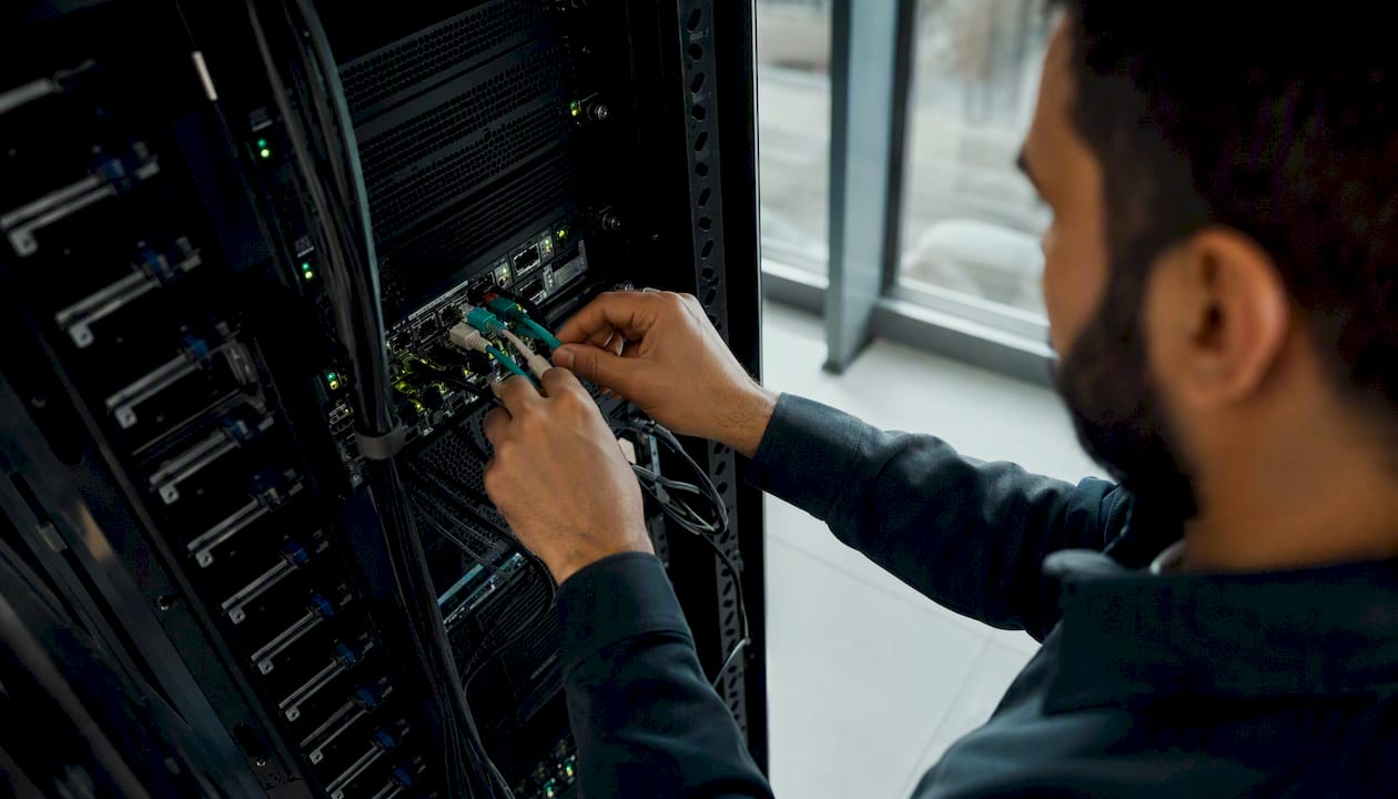 1786373193408 Hands adjusting equipment in data center Calidad de datos analítica: guía práctica para equipos de análisis LG DATAONE 1 Manos realizando ajustes en el equipo de un centro de datos