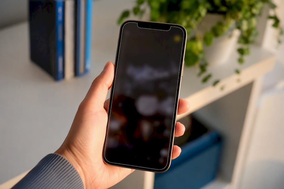 Tamaños de vídeo para Instagram: medidas y formatos recomendados | Videocontent Tu vídeo desde 350€ | 1787000762462 Smartphone showing Instagram Reel safe zone concept | video Tamaños de vídeo para Instagram: medidas y formatos recomendados | Videocontent Tu vídeo desde 350€ | 1787000762462 Smartphone showing Instagram Reel safe zone concept | video