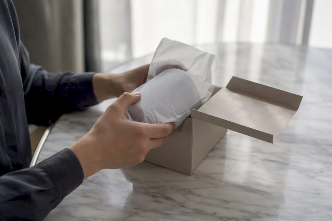 V&iacute;deo para ecommerce: el formato que multiplica tus ventas | Videocontent Tu v&iacute;deo desde 350&euro; | 1787198629773 Manos desempaquetando producto ecommerce | video