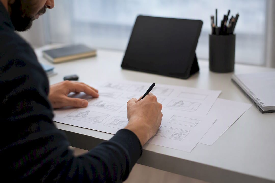 V&iacute;deo para ecommerce: el formato que multiplica tus ventas | Videocontent Tu v&iacute;deo desde 350&euro; | 1787198630899 Manos dibujando storyboard para video digital | video