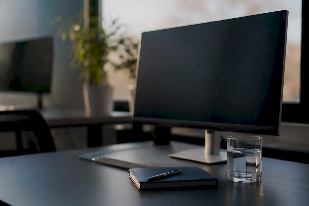KPIs de v&iacute;deo marketing: c&oacute;mo elegir y medir los que importan | Videocontent Tu v&iacute;deo desde 350&euro; | 1787583842821 Office desk with dark CRM screen and accessories | marketing-online