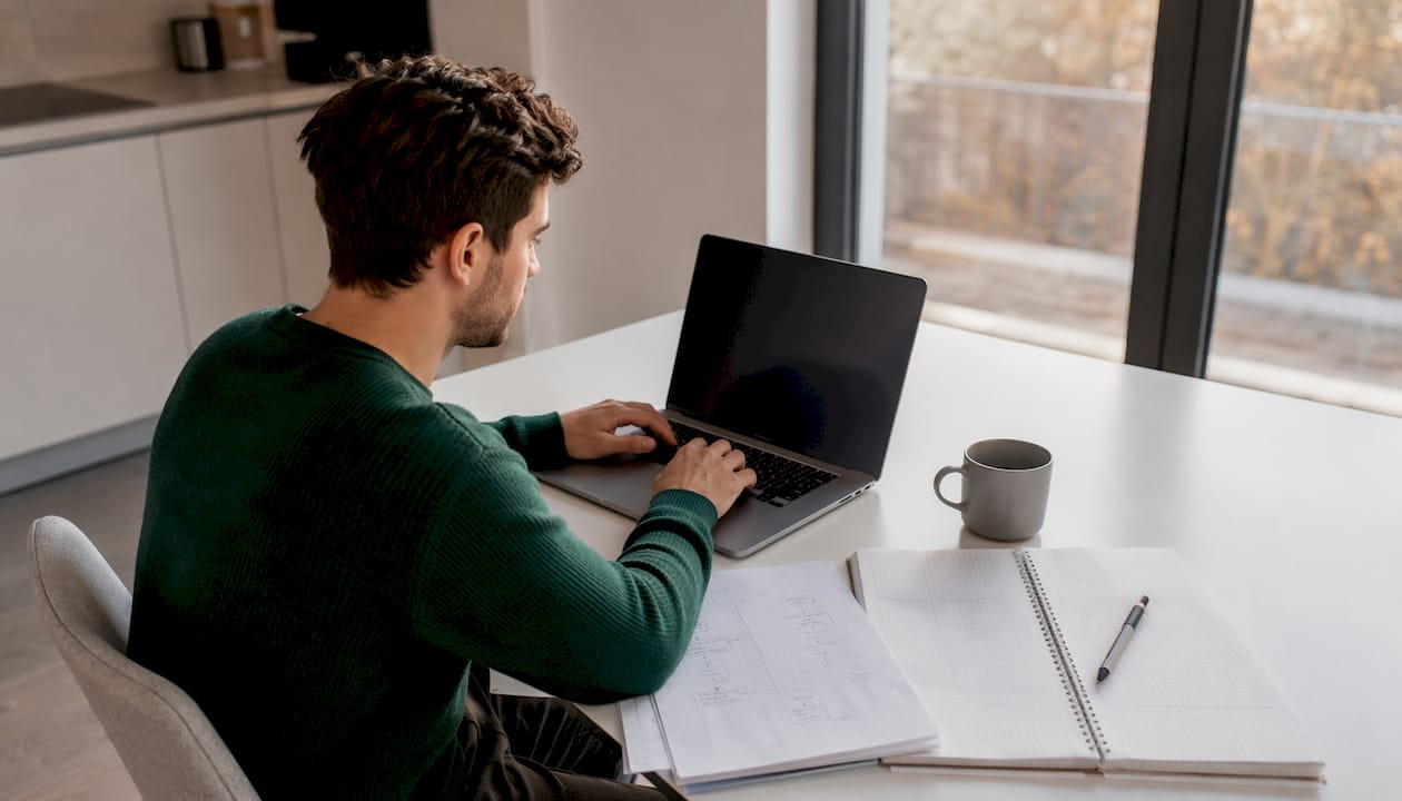 Ein Softwareentwickler vertieft sich am Laptop in die Welt der SQL JOINs und erweitert sein Datenbankwissen.