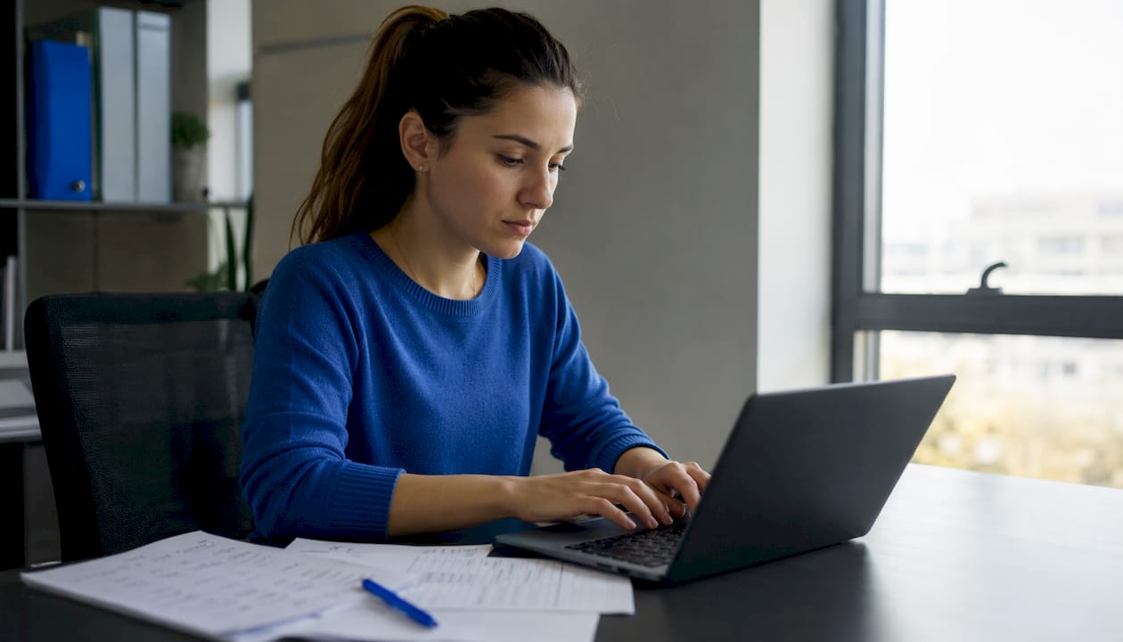 Dita che inseriscono la formula dell’IVA in un foglio Excel