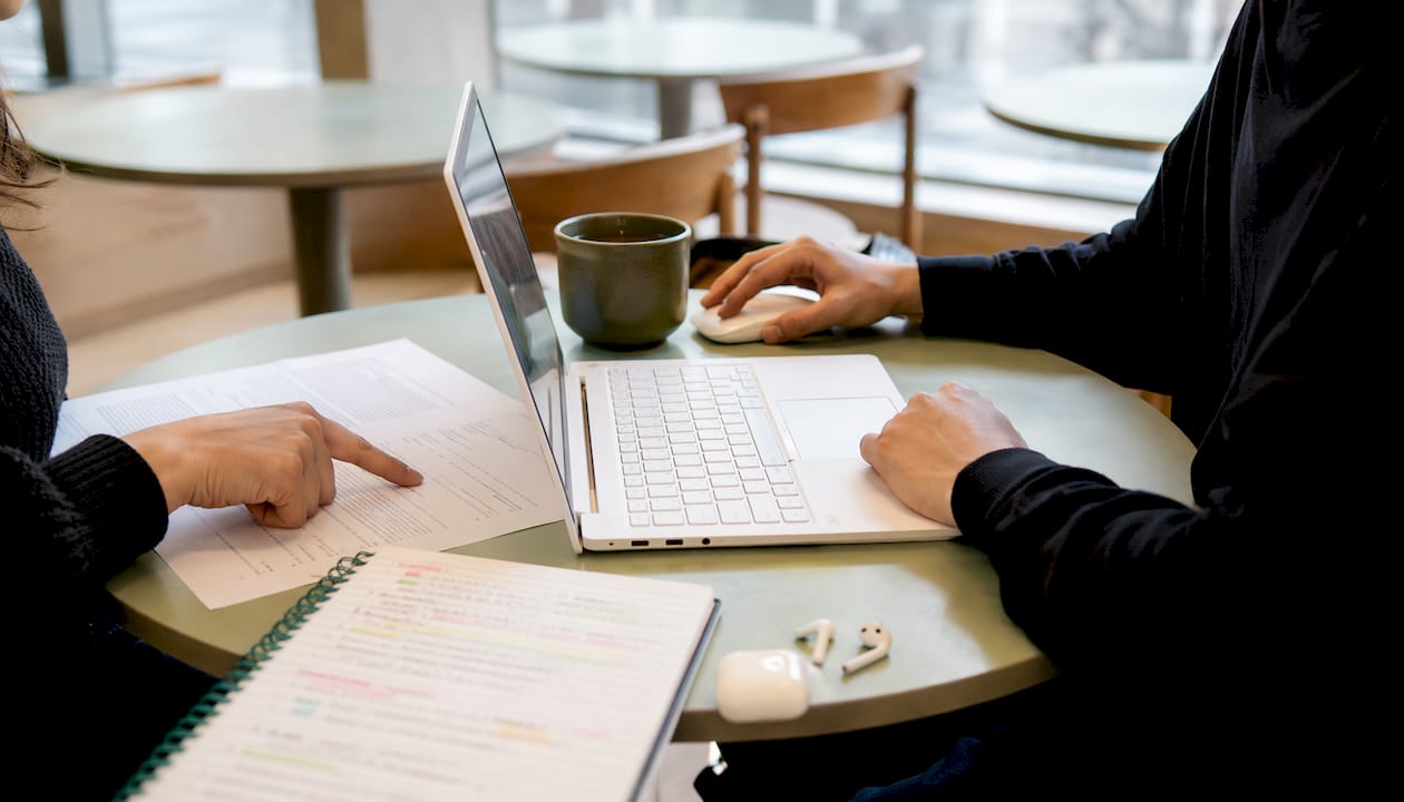 Two people collaboratively editing PDF offline