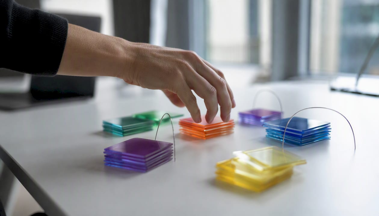 Eine Hand setzt einzelne Puzzleteile zusammen – ein Bild dafür, wie Daten strukturiert und sinnvoll gruppiert werden.